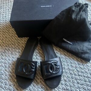 AUTHENTIC DOLCE & GABBANA leather Ciabatta flat sandals. Worn under 10 times. 🩷
